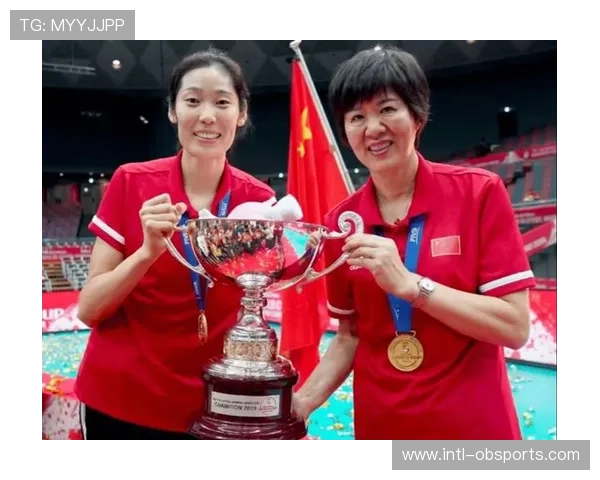 郎平朱婷亮相豫排联赛引发热潮 12岁海外小球迷跨国追星喜获签名排球