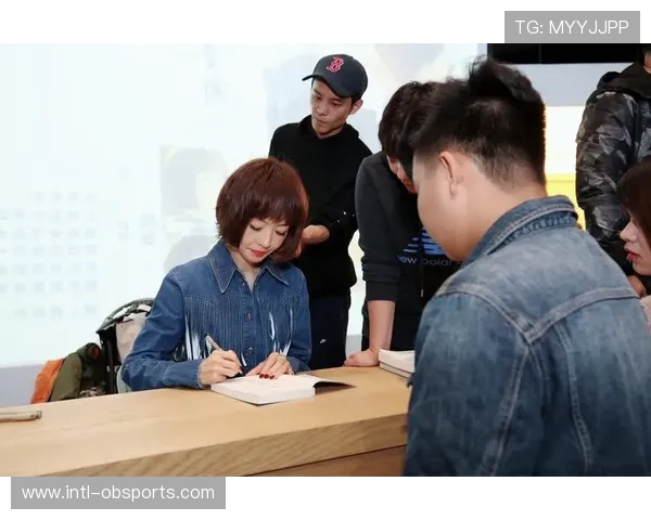 粉丝签名会排长队,电竞明星与爱好者亲切互动 粉丝签名会排长队,电竞明星与爱好者亲切互动